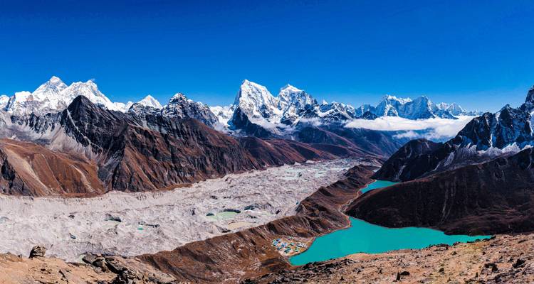 Una amplia toma panorámica de las montañas del Himalaya y los lagos glaciares de color azul turquesa en el valle de Gokyo.