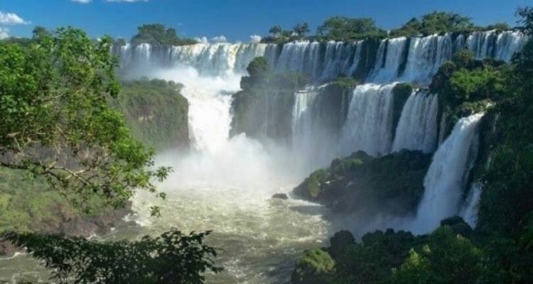 Les puissantes cascades des chutes d'Iguazu se déversent dans une gorge remplie de brume