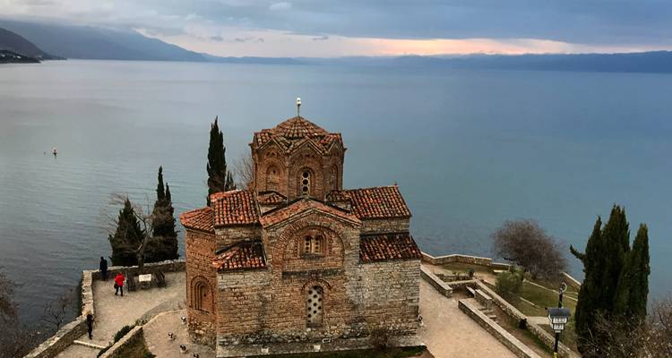 La Iglesia de Piedra de San Juan en Kaneo se encuentra en un acantilado sobre las aguas azules y tranquilas del Lago Ohrid.