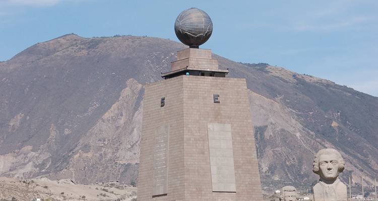 El monumento Mitad del Mundo se encuentra bajo los picos andinos que marcan la línea ecuatorial cerca de Quito.