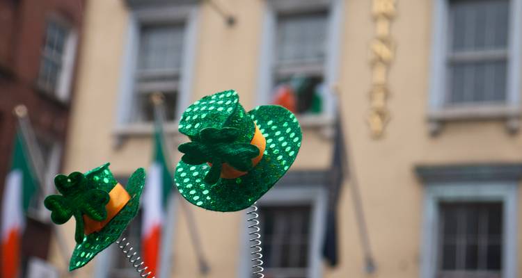Primer plano de minisombreros de trébol verde brillante sobre muelles durante las festividades de San Patricio.