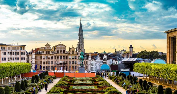 Vue panoramique du jardin Mont des Arts vers la flèche de l'hôtel de ville gothique de Bruxelles au coucher du soleil.