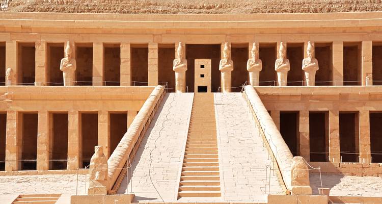 La grande façade en terrasses du Temple d'Hatchepsout se dresse majestueusement sous les falaises désertiques.