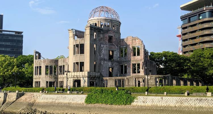 Edificio de la Cúpula de la Bomba Atómica en ruinas en Hiroshima bajo un cielo despejado