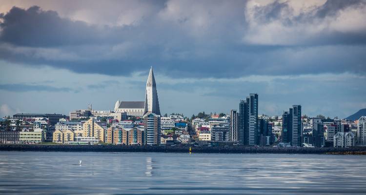 Skyline de Reykjavík avec la Hallgrímskirkja s'élevant au-dessus des bâtiments modernes du front de mer.