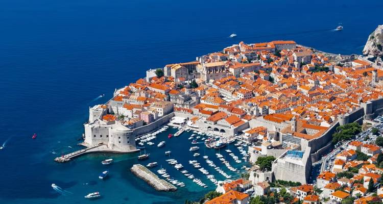 Panorama aérien de la Vieille Ville fortifiée de Dubrovnik entourée par les eaux bleu vif de la mer Adriatique
