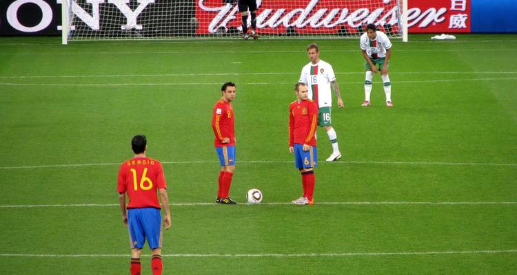 Voetballers bereiden zich voor op de aftrap tijdens een internationale wedstrijd in een stadion