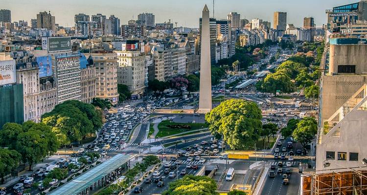 Weitläufige Ansicht des Verkehrs in Buenos Aires mit dem in der Mitte aufragenden Obelisken.