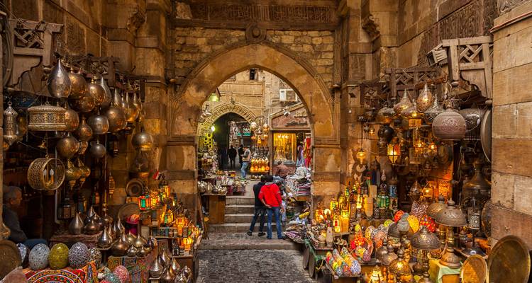 Les étals vibrants illuminés par des lanternes bordent les ruelles étroites du célèbre bazar Khan el-Khalili du Caire