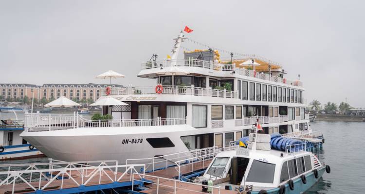 Witte nachtcruise aan de steiger in de mistige haven van Halong Bay.