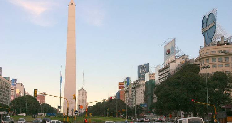 Stadtbild von Buenos Aires mit dem ikonischen Obelisken auf einer belebten Allee.
