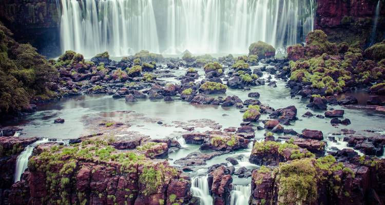 Langzeitaufnahme der segmentierten Wasserfälle und felsigen Becken bei Iguazu.