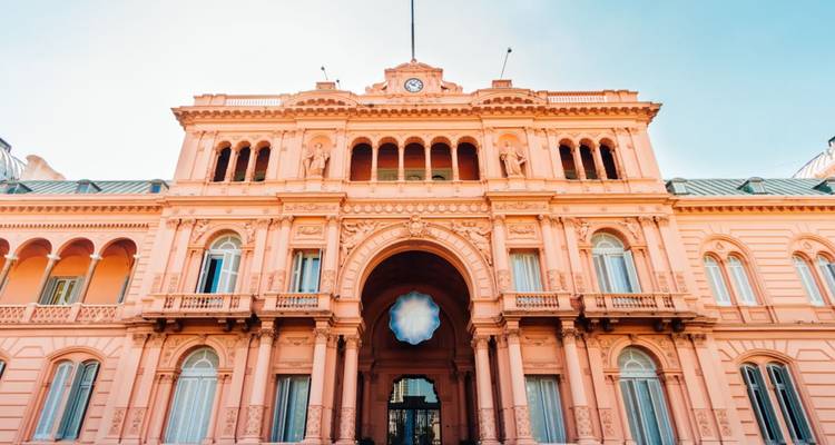 Das elegante, pastellrosa Präsidentenpalast Casa Rosada vor einem sanften Morgenhimmel.