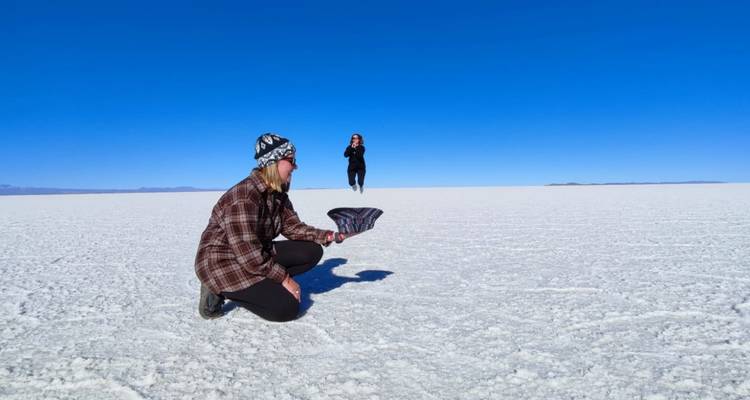 Perspectieftruc-foto op het eindeloze witte oppervlak van Salar de Uyuni