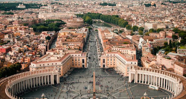 Luchtfoto van Sint-Pietersplein en de ordelijke straten van Vaticaanstad die uitstrekken naar Rome.