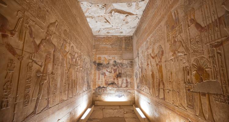 Chambre intérieure d'un temple égyptien ancien richement ornée de hiéroglyphes et éclairée par en dessous.