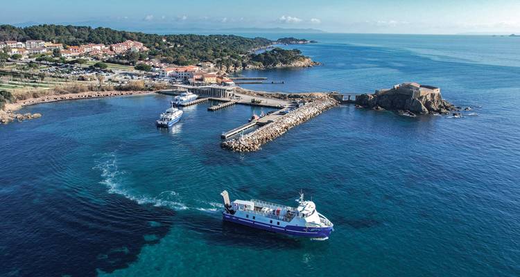 Luchtfoto van een klein eilandhavens met veerboten en diepblauw turquoise mediterraan water