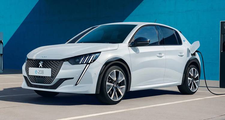 Witte elektrische auto die oplaadt tegen een felle blauwe muur op een parkeerplaats
