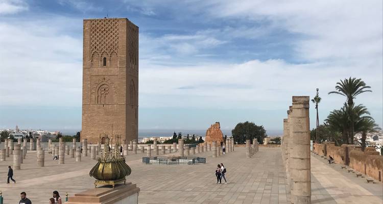 Torre Hassan histórica y columnas alrededor en una plaza amplia