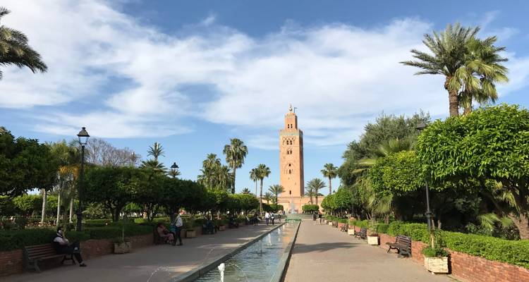Paseo largo del jardín con fuente que lleva a la Mezquita Koutoubia en Marrakech