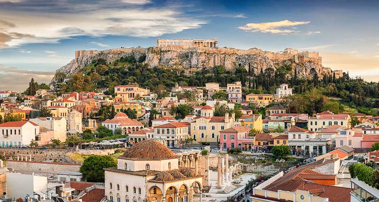 Vue panoramique du coucher de soleil sur Athènes avec l'Acropole illuminée dominant la ville.