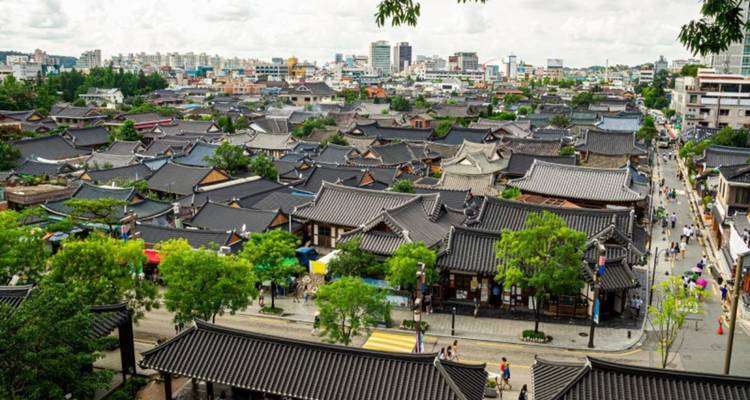 Panoramisch uitzicht op traditionele zwarte pannen hanok daken verspreid over de stad Jeonju.