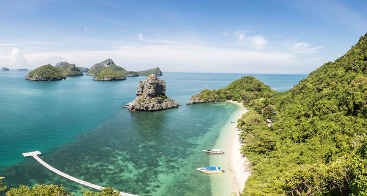 Les eaux turquoise, les récifs coralliens et les îles verdoyantes d'un archipel vus d'un belvédère élevé.