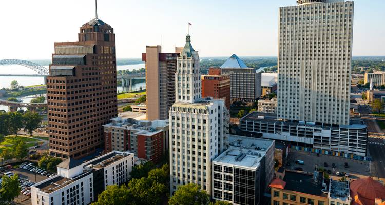 Les immeubles de grande hauteur du centre-ville de Memphis avec le fleuve Mississippi et le pont au loin.