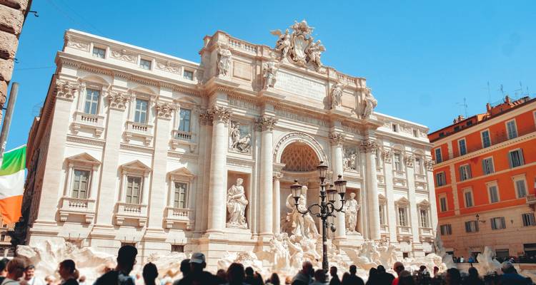 Foule animée en journée devant la fontaine de Trevi d'un blanc éclatant
