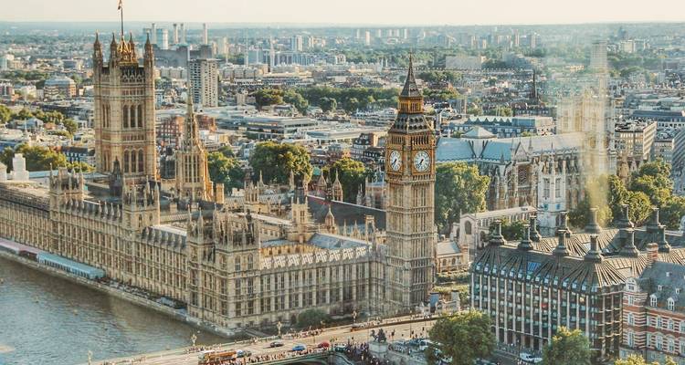 Vista panorámica de la ciudad de Londres que presenta las Casas del Parlamento y el Big Ben junto al río Támesis