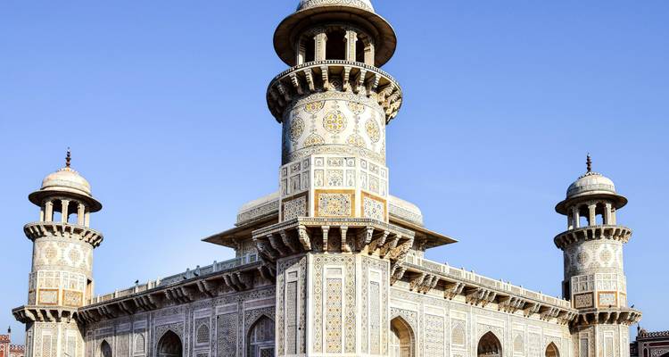 Das aufwändig verzierte Mausoleum Itimad-ud-Daulah erstrahlt unter klarem blauem Himmel.