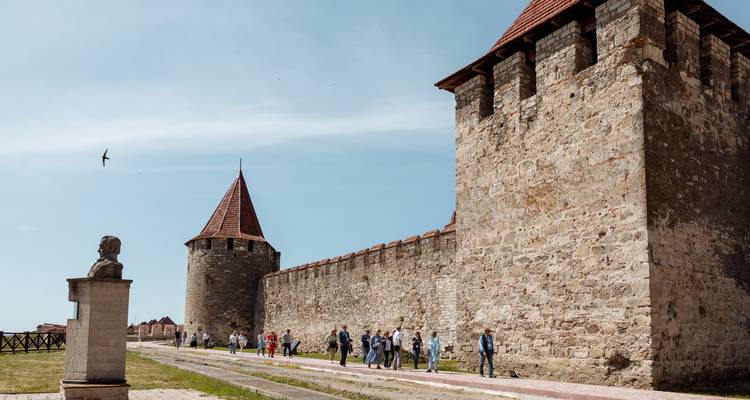 Bezoekers verzamelden zich bij de hoge stenen muren en de torentjes van het historische fort Bender.