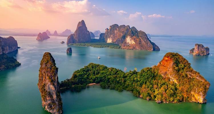 Panorama aérien des îles karstiques en calcaire dramatiques s'élevant des eaux vert émeraude de la baie de Phang Nga.