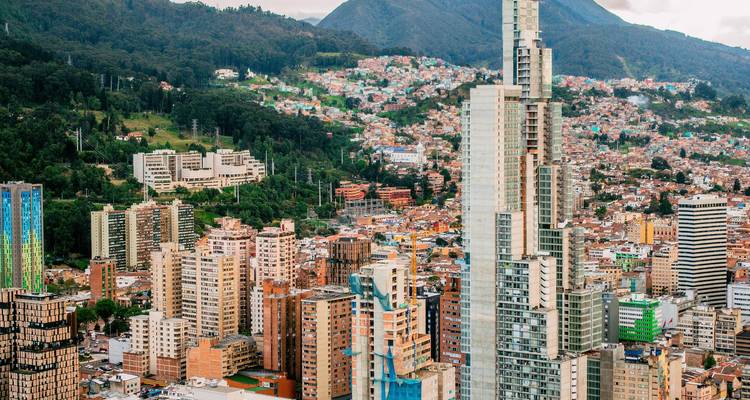 Vista aérea del centro de Bogotá con el moderno rascacielos BD Bacatá dominando la ciudad.