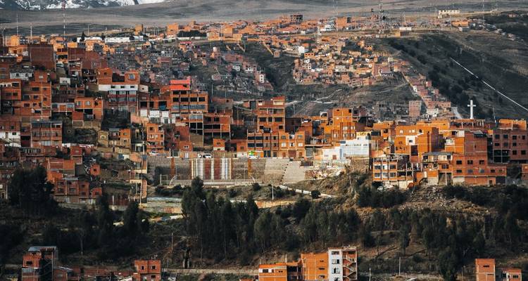 Les maisons en briques s'étendent sur les versants escarpés de La Paz sous un ciel terne.
