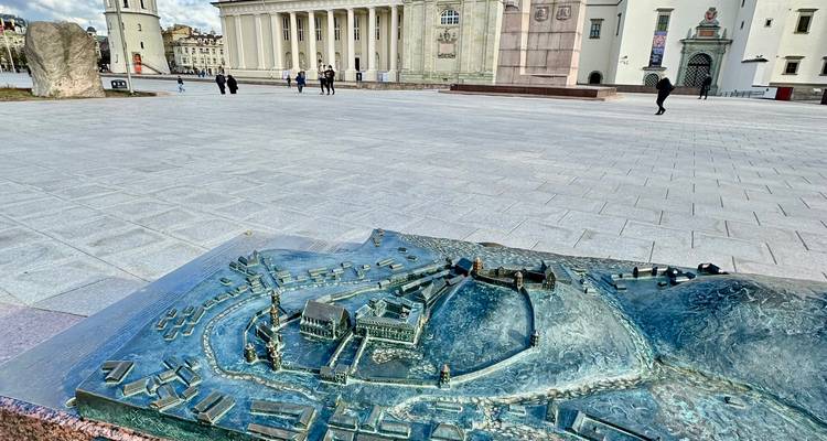 Modelo táctil de bronce del centro histórico de Vilna colocado en un plinto bajo en la Plaza de la Catedral.