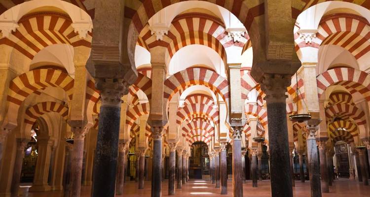 Interior de la Mezquita-Catedral con sus arcos rojos y blancos a rayas sin fin y columnas de mármol