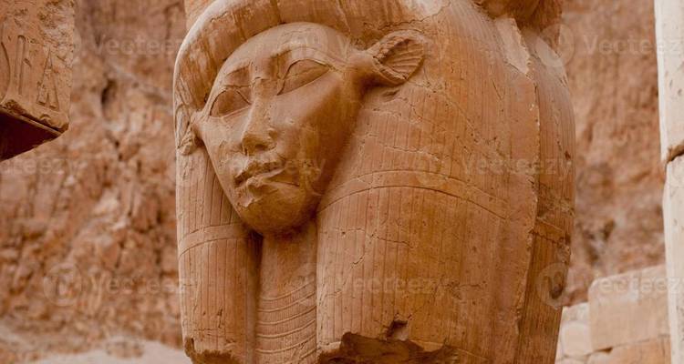 Nahaufnahme eines antiken ägyptischen Kapitells mit Hathor-Kopf und sichtbaren Lagerwasserzeichen