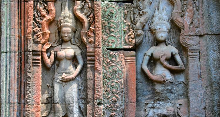 Detalladas tallas de piedra de bailarinas apsara adornando las paredes de un templo de Angkor.