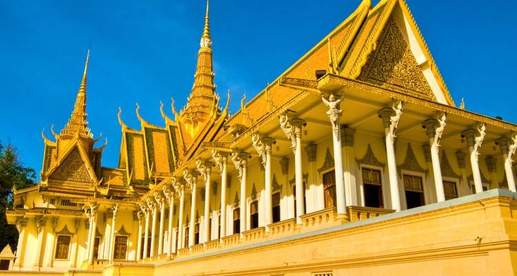 El dorado Salón del Trono del Palacio Real de Phnom Penh brilla contra un cielo azul profundo.