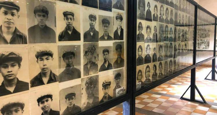 Filas de retratos escalofriantes de prisioneros recubren la pared de una galería conmemorativa en Tuol Sleng.