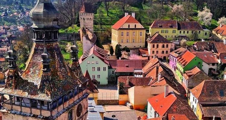 Techos coloridos y murallas defensivas de Sighisoara vistos desde la alta torre del reloj