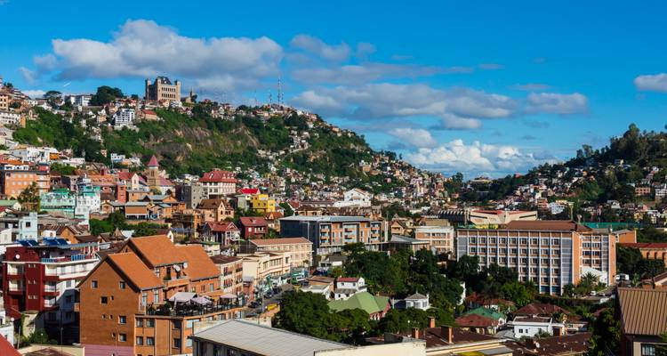 Los barrios de laderas coloridas y las cimas de colinas exuberantes dominan una vista panorámica de la ciudad de Antananarivo.