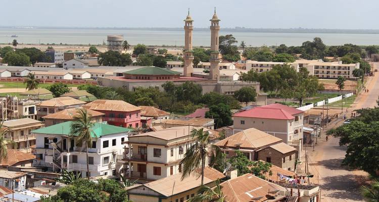 Luftaufnahme der Stadt Banjul mit Moschee mit Doppelminaretten und Fluss im Hintergrund