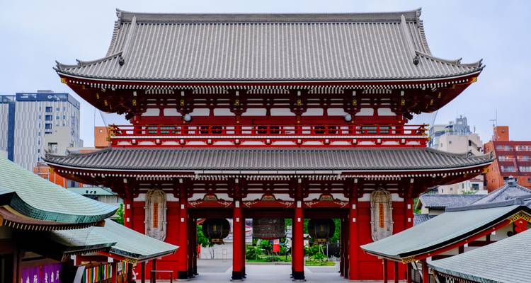 Symmetrische Vorderansicht des rot-weißen Hozomon-Tors des Senso-ji-Tempels in Tokio.