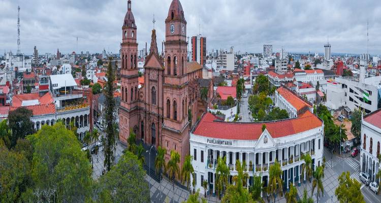 Vista panorámica de Santa Cruz de la Sierra con su catedral de ladrillos rojos y plaza colonial
