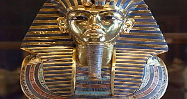 Close-up van het gouden grafmasker van Tutankhamun dat in een museum wordt tentoongesteld.