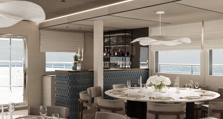 Área de bar de lujo a bordo de un crucero con pisos con diseño y vista del océano a través de las ventanas.