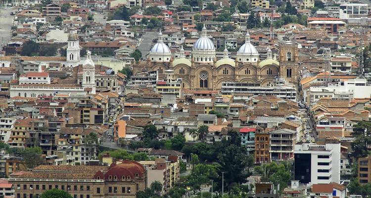 Erhöhte Panoramaansicht des historischen Zentrums von Cuenca mit der blaudomigen Kathedrale, die die Skyline dominiert.