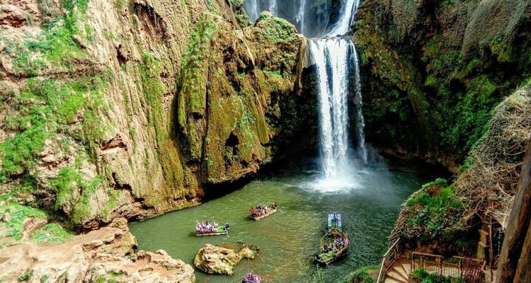 La imponente cascada de Ouzoud se desploma en una piscina verde donde se reúnen pequeñas barcas con turistas